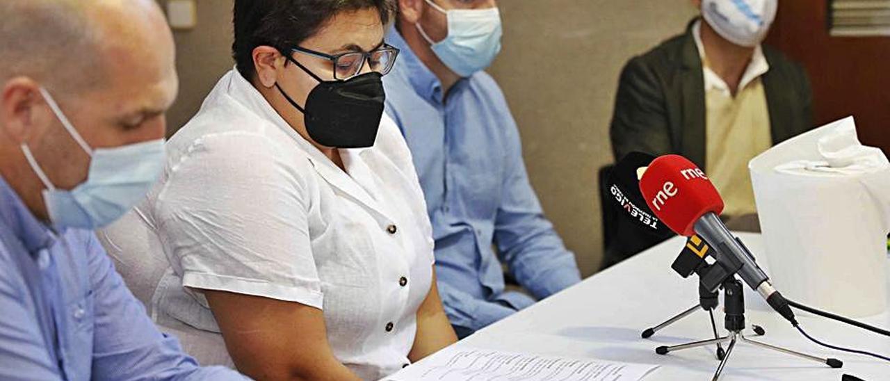 La presidenta de Foanpas, Iria Salvande, junto a miembros  del colectivo y del ANPA del CEIP A.R. Castelao.