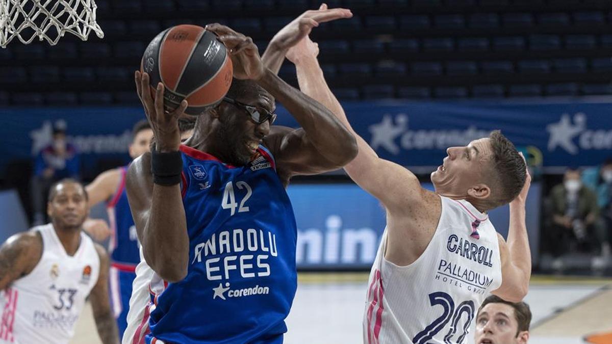 El Efes pasó por encima del Madrid en el primer partido del play-offs