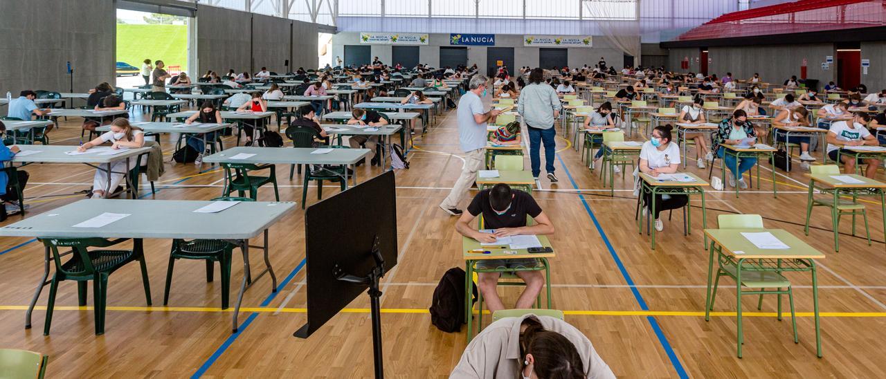 Algunos de los estudiantes de Benidorm y La Nucía que han iniciado hoy los exámenes de la PAU.