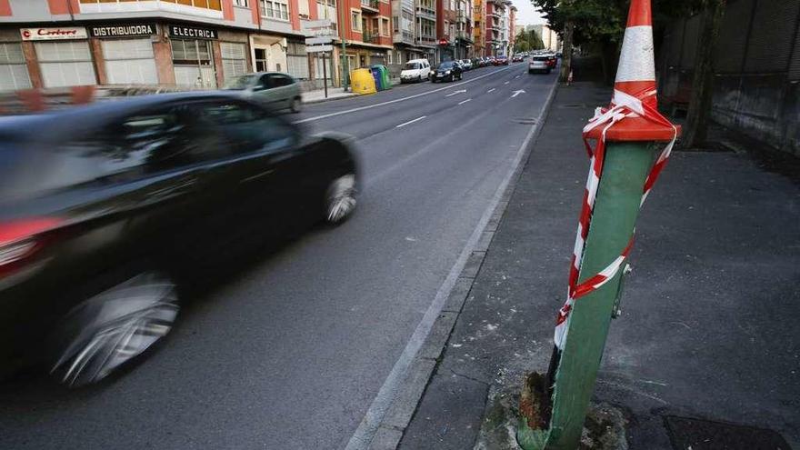 Una de las farolas dañadas en la calle Río San Martín.