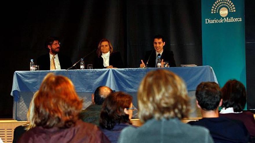 Carme Riera estuvo acompañada por Francesc Rotger, director de ´Bellver´, y por el crítico literario Carles Cabrera.