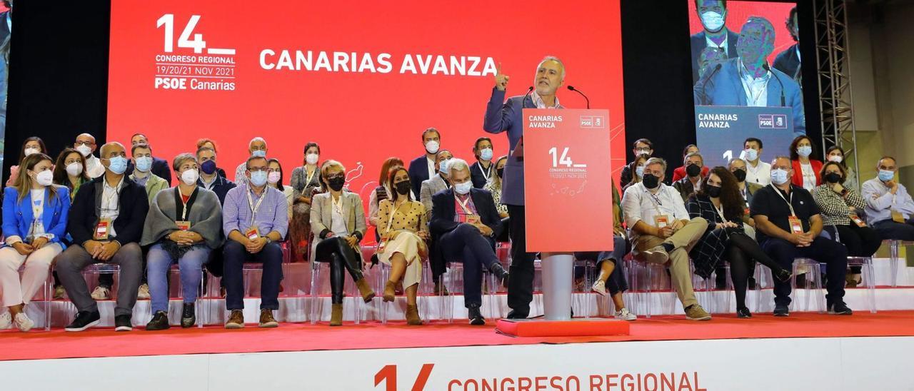 Ángel Víctor Torres, ayer, en el Gran Canaria Arena con la nueva Comisión  Ejeuctiva regional del PSOE canario en la clausura del 14 Congreso del partido en las Islas. | | ELVIRA URIQUILO A./ EFE