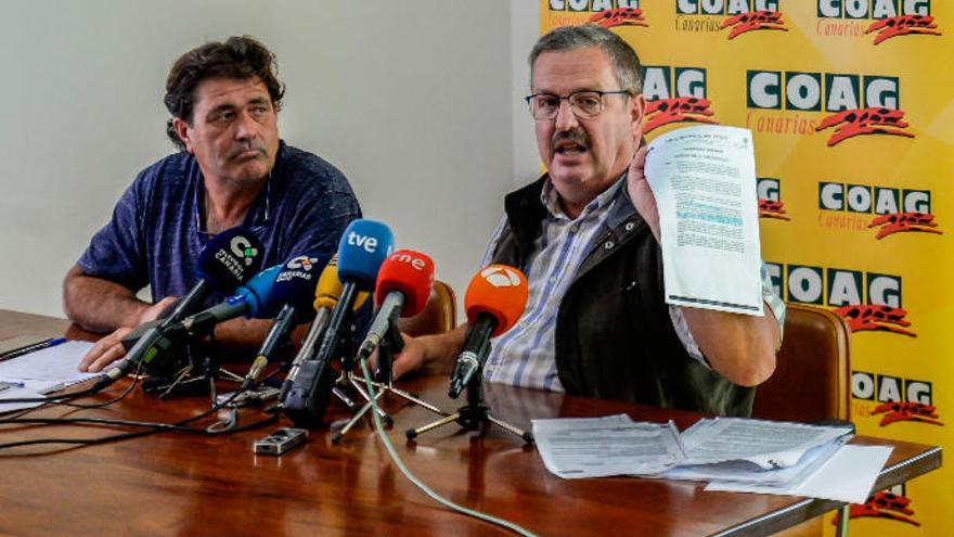 El presidente de COAG en Gran Canaria, Juan Hernández, y el presidente de la COAG, Rafael Hernández, ayer en rueda de prensa.