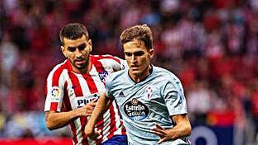 Correa persigue al celeste Denis Suárez.