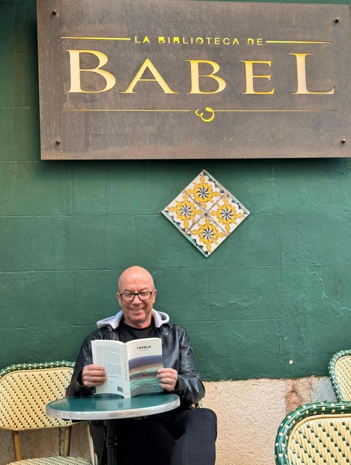 Hans Geilinger lee su libro, Tuvalu, en la Biblioteca de Babel de Palma.