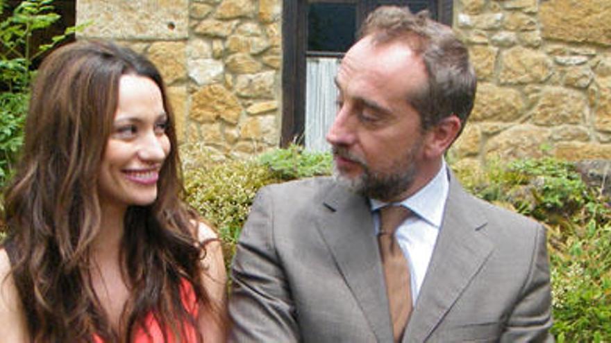 Natalia Verbeke junto a Gonzalo de Castro, protagonistas de la serie Doctor Mateo.