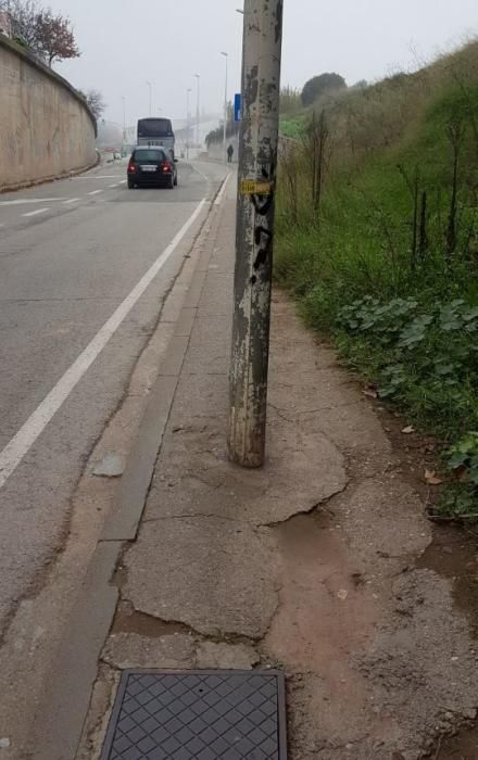 En sortir del túnel els vianants es troben amb un pal elèctric al mig de la vorera