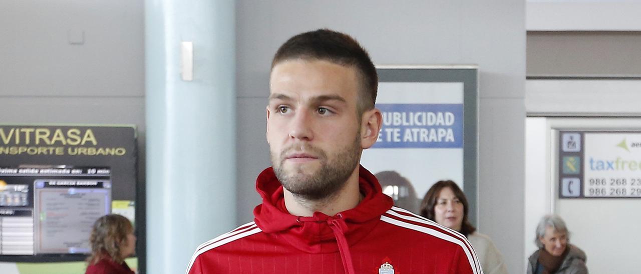 David Goldar a su llegada al Aeropuerto de Vigo, cuando todavía formaba parte de las filas del Celta.