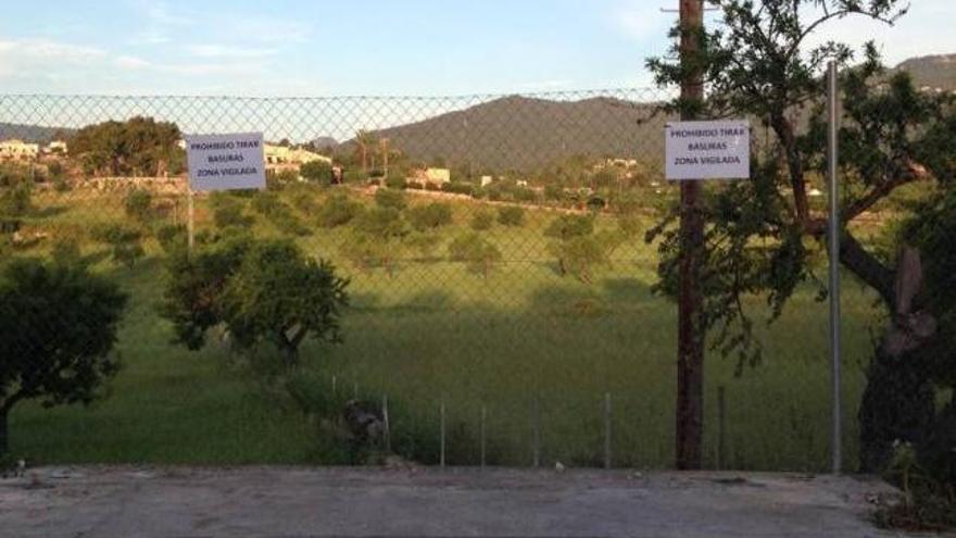 &quot;Prohibido tirar basuras. Zona vigilada&quot;