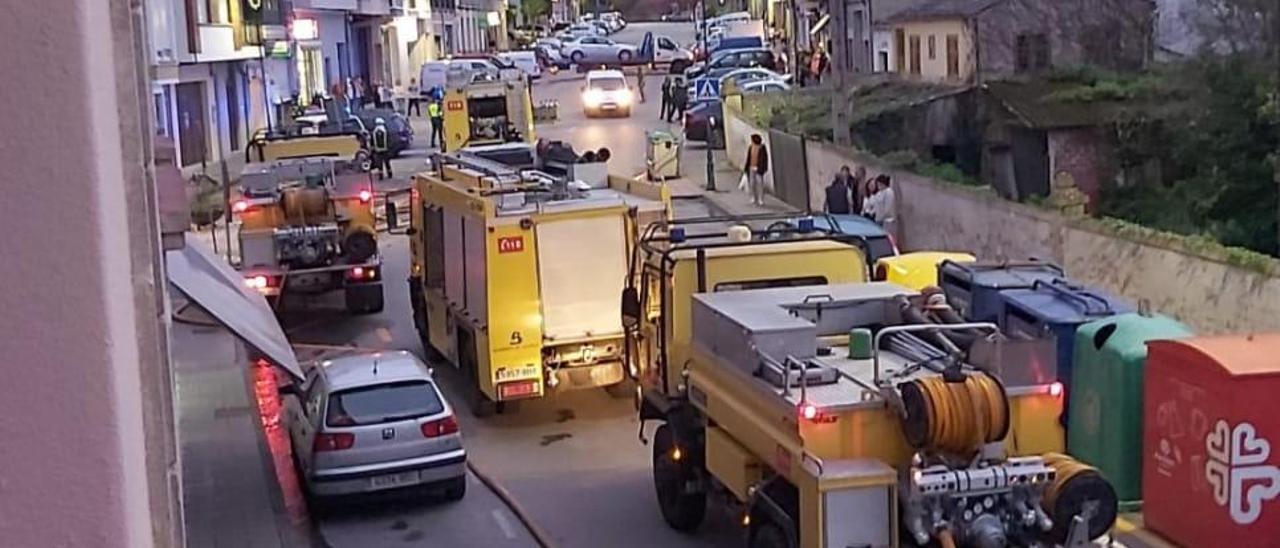 Los bomberos, en la avenida de Taramundi, ante el supermercado.