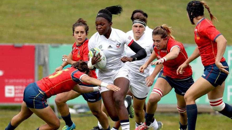 Las jugadoras españolas intentan frenar a una estadounidense en el segundo partido.