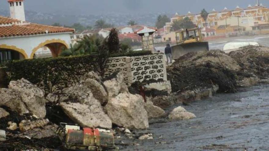 Una máquina trabajaba ayer en Els Poblets donde el temporal se ha llevado por delante la playa.