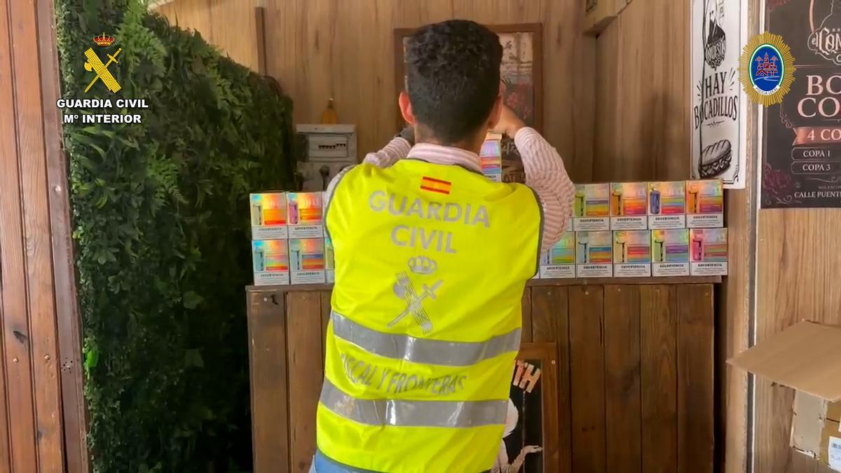 Vapers intervenidos por la Guardia Civil en la Feria de Córdoba.