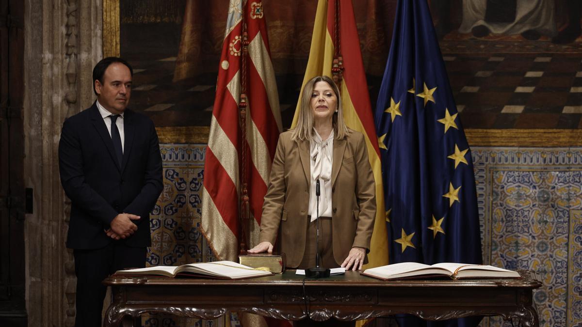 La consellera de Educación, Carmen Ortí, en su toma de posesión ante Juanfran Pérez Llorca.