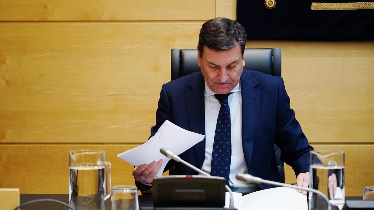 El consejero de Economía y Hacienda y portavoz, Carlos Fernández Carriedo, comparece ante la comisión de Economía y Hacienda de las Cortes para explicar el proyecto de ley de Presupuestos Generales de la Comunidad para 2024 y el referente a su departamento.