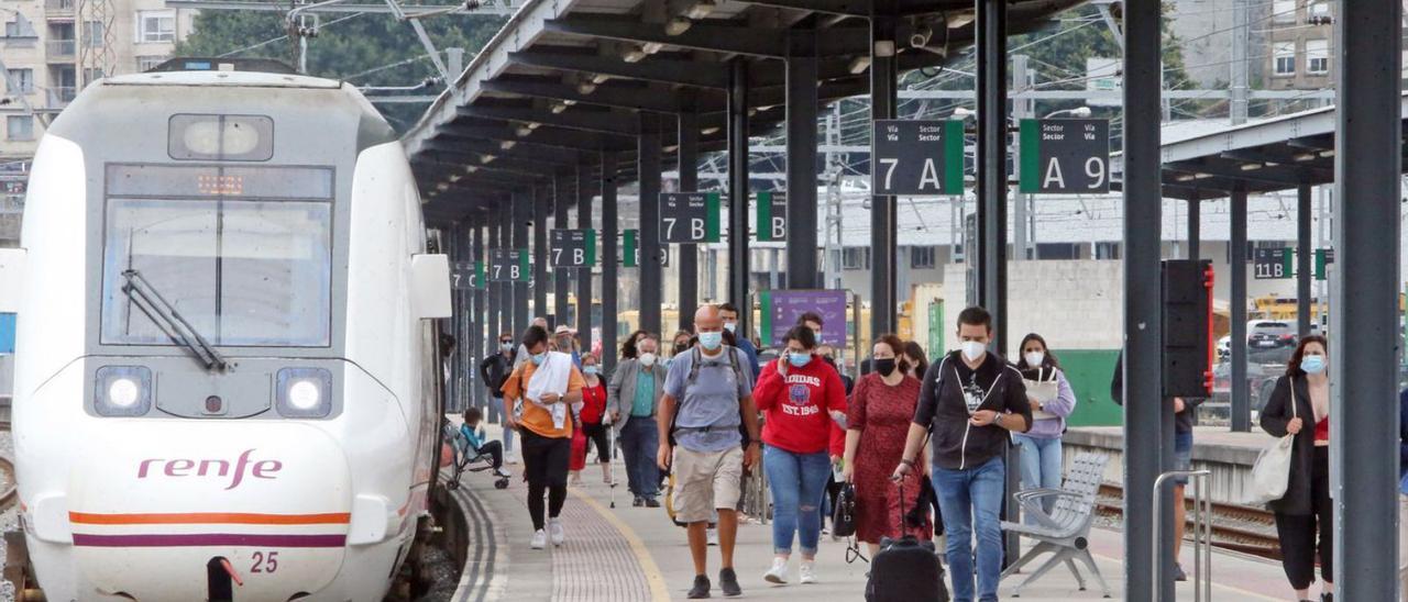 Viajeros descienden de un tren en la estación de Vigo-Guixar en una imagen de archivo. |   // MARTA G. BREA