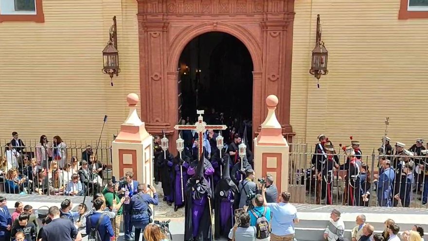 Sale la Cruz de Guía de la Hermandad de San Bernardo.