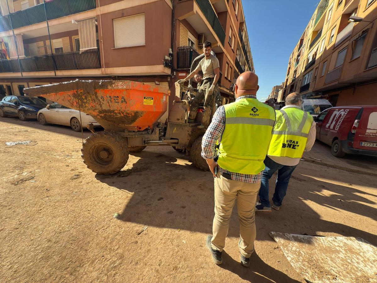 Dos soldados manejan una de la carretillas de Baera, en presencia de operarios de la empresa.