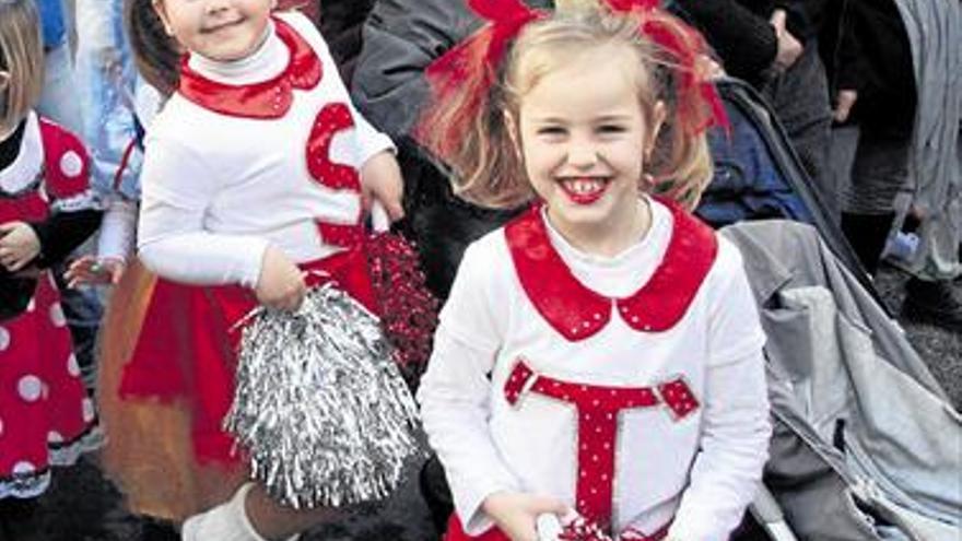 Vinaròs se sumerge en la diversión y la locura para celebrar hoy el gran desfile