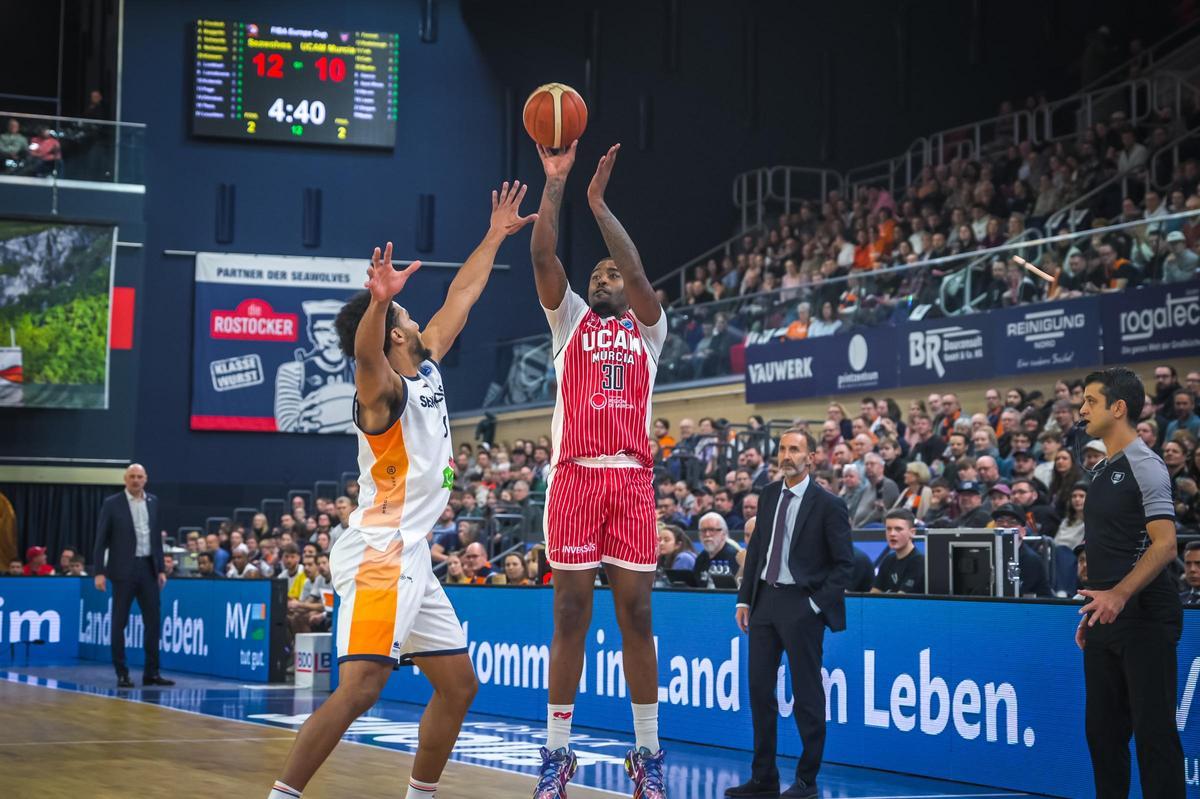 El ala-pívot Kelan Martin, del UCAM Murcia, durante el partido en Alemania.