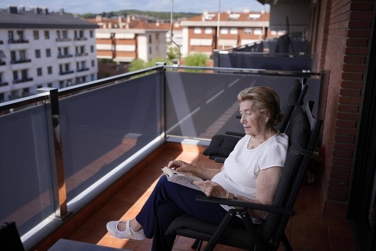 Pilar Díaz en su casa de Sant Quirze , quien junto a su marido decidió en 1981 ir a vivir al Vallès por el ruido que había en la ciudad de Barcelona
