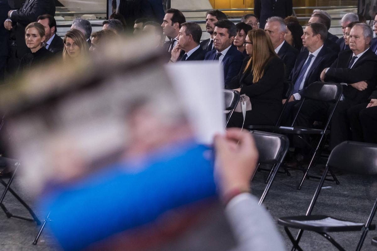 Las víctimas de la dana muestran carteles y fotografías en el Funeral de Estado