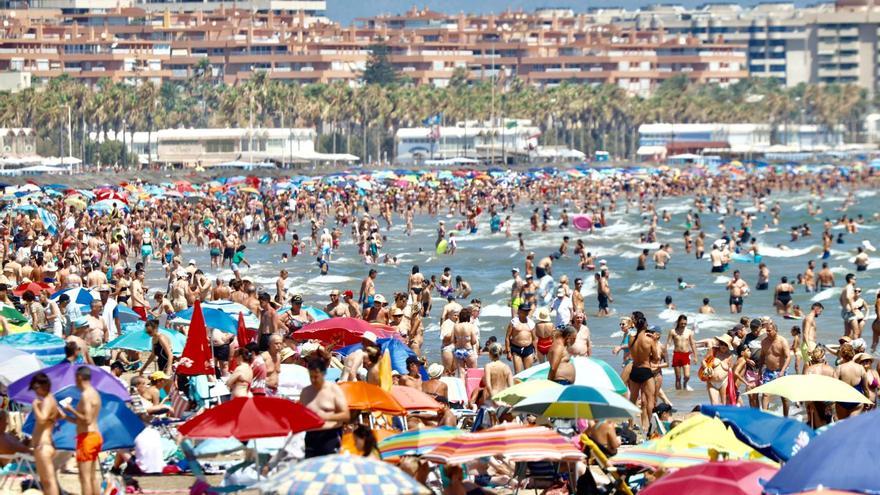 La playa de la Malvarrosa luce abarrotada en plena ola de calor