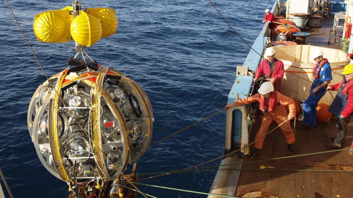 Un equipo trabaja para recuperar uno de los instrumentos del proyecto KM3NeT para estudiar el impacto de neutrinos.