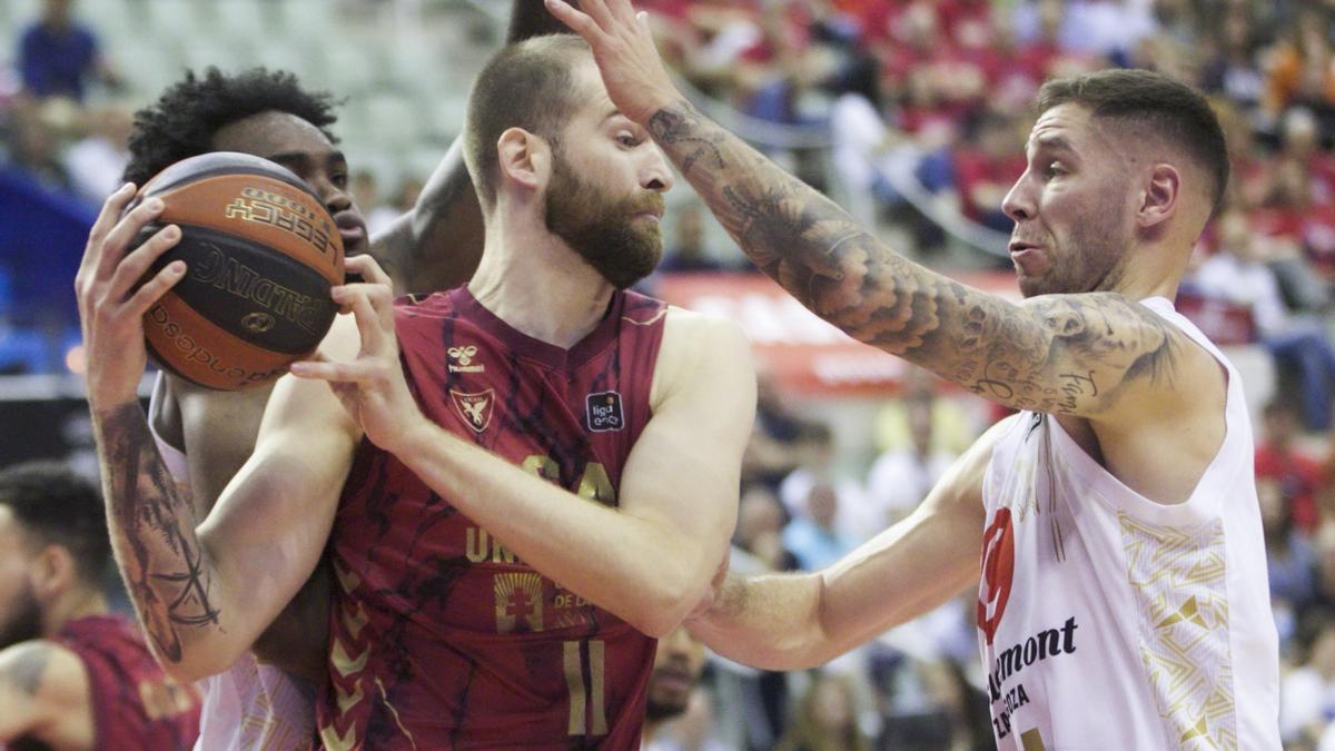 Stefan Jovic defiende a Radovic durante el partido de este domingo entre el Casademont y el UCAM Murcia.