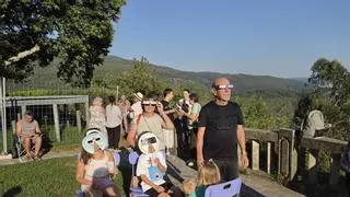 Los moañeses suben al techo de O Morrazo para ver cómo la luna oscurece la tierra