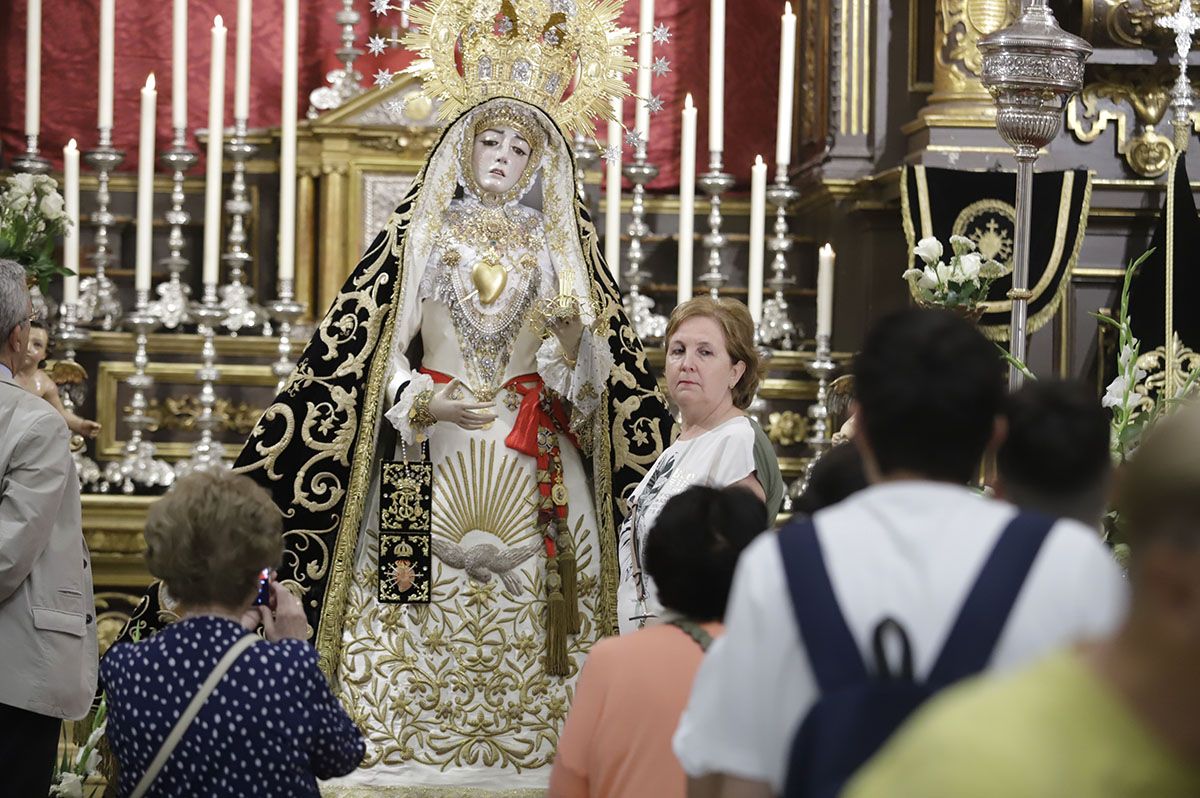 El besamanos extraordinario a la Virgen de los Dolores, en imágenes