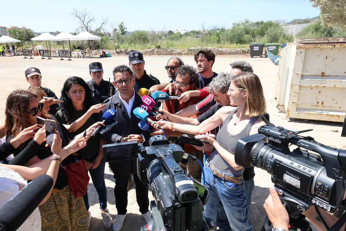 El alcalde de Ibiza, Rafael Triguero, atiende a los medios junto a la concejala de Bienestar Social, Lola Penín.