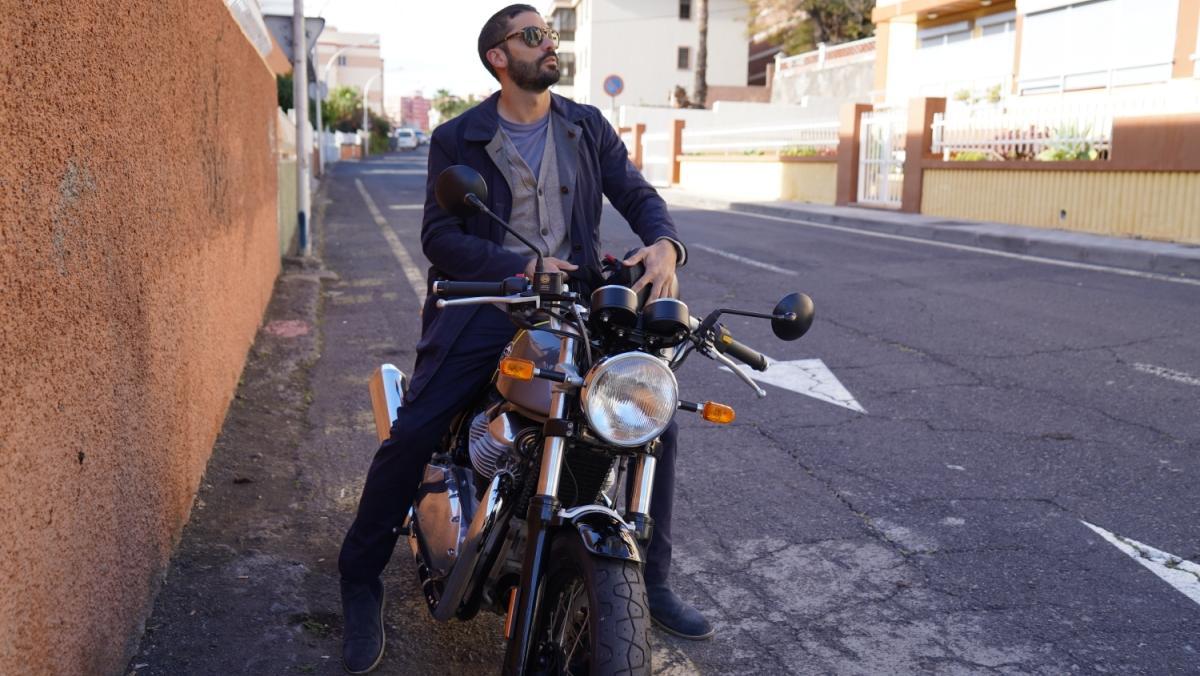 Tenían que tener mucho cuidado de no estropear la moto porque les hubiera salido muy caro.