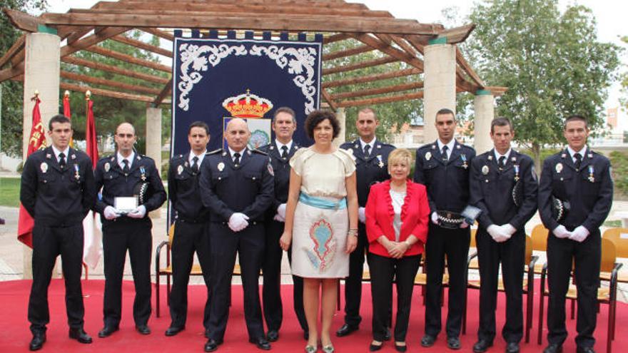 Entrega de medallas a policías en el día de sus patronos