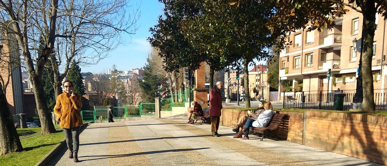 Pensionistas en un parque de Oviedo.
