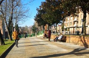 Archivo - Pensionistas en un parque de Oviedo