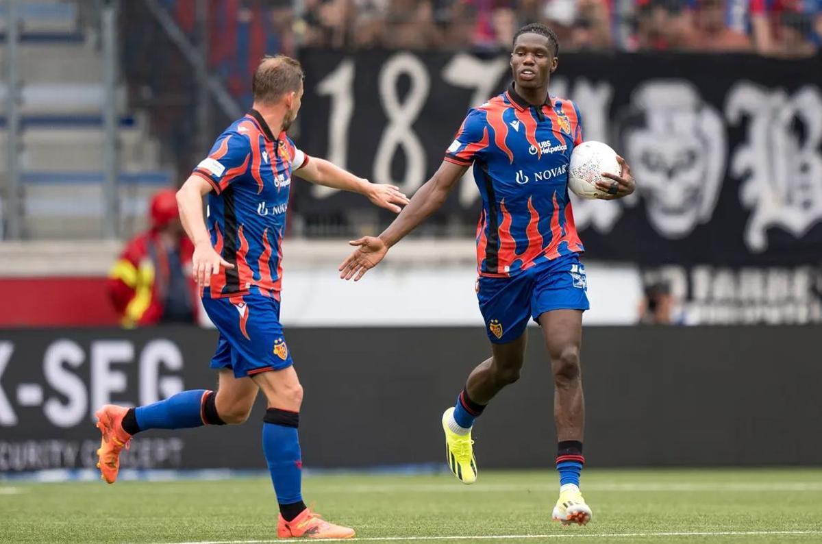 Thierno Barry (d), delantero del Basilea que interesa al Villarreal.