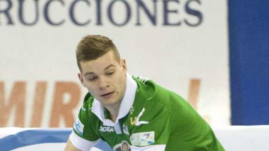 Carballeira recibe la bola en un partido del Liceo.