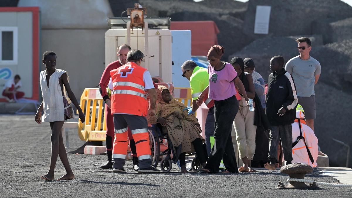 Salvamento rescata a un cayuco con alrededor de 180 personas a 37 kilómetros de El Hierro.