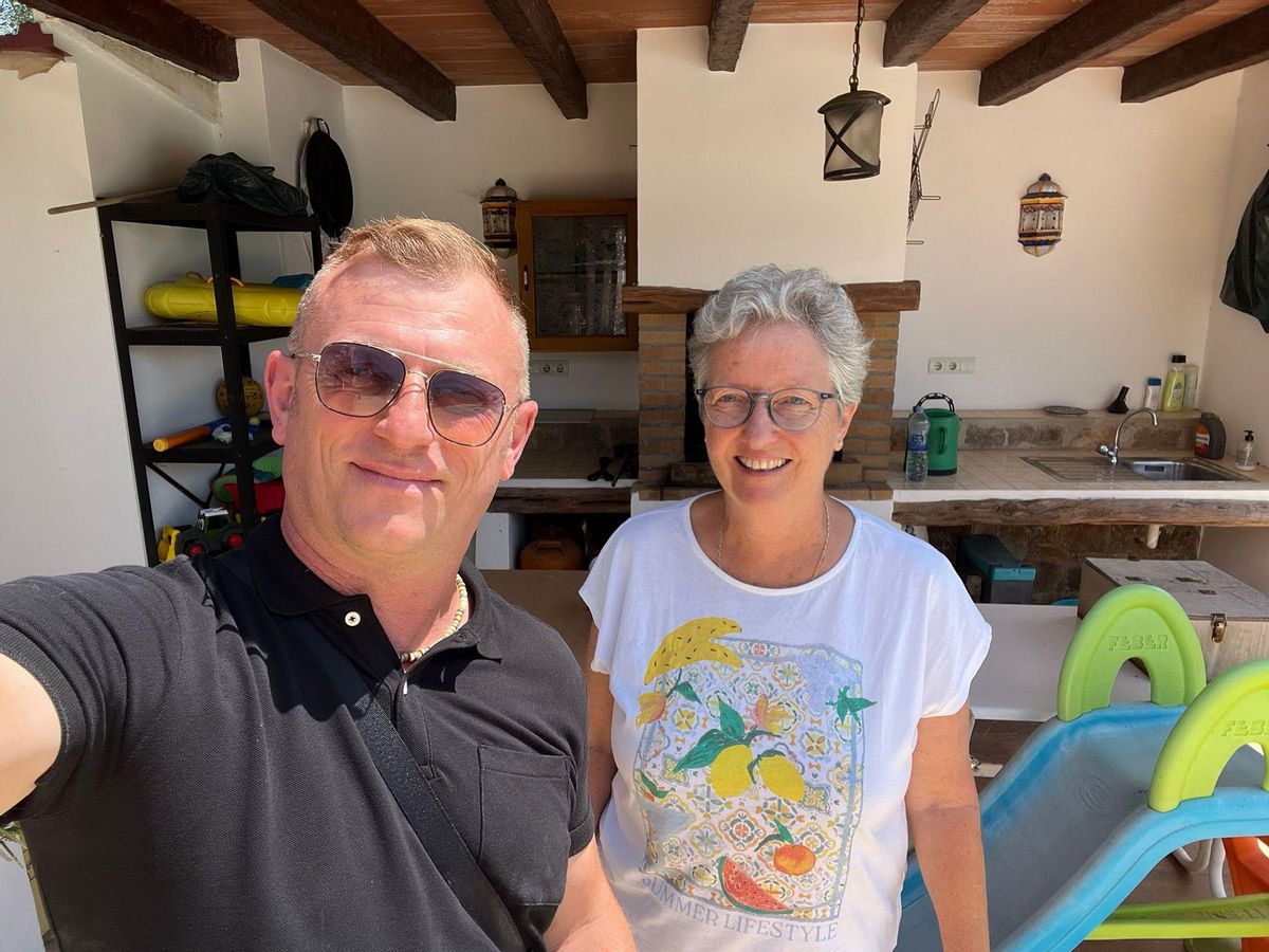 Dean Gallagher junto a Jane Maffin, propietaria de la vivienda en la que apareció la serpiente