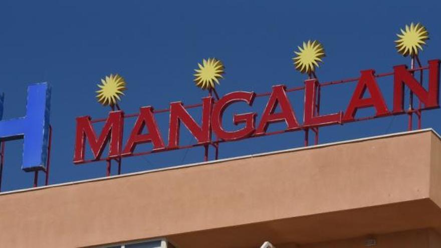 Hotel Mangalán, en La Manga, fotografiado ayer.