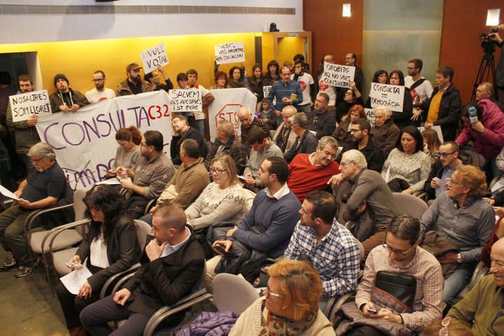 Els opositors a la C-32 interrompen el ple de Lloret