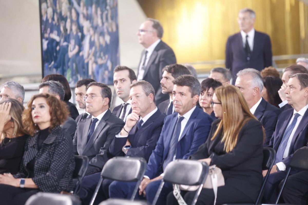 Carlos Mazón, sentado en el funeral de Estado mientras los familiares de algunas víctimas le gritan