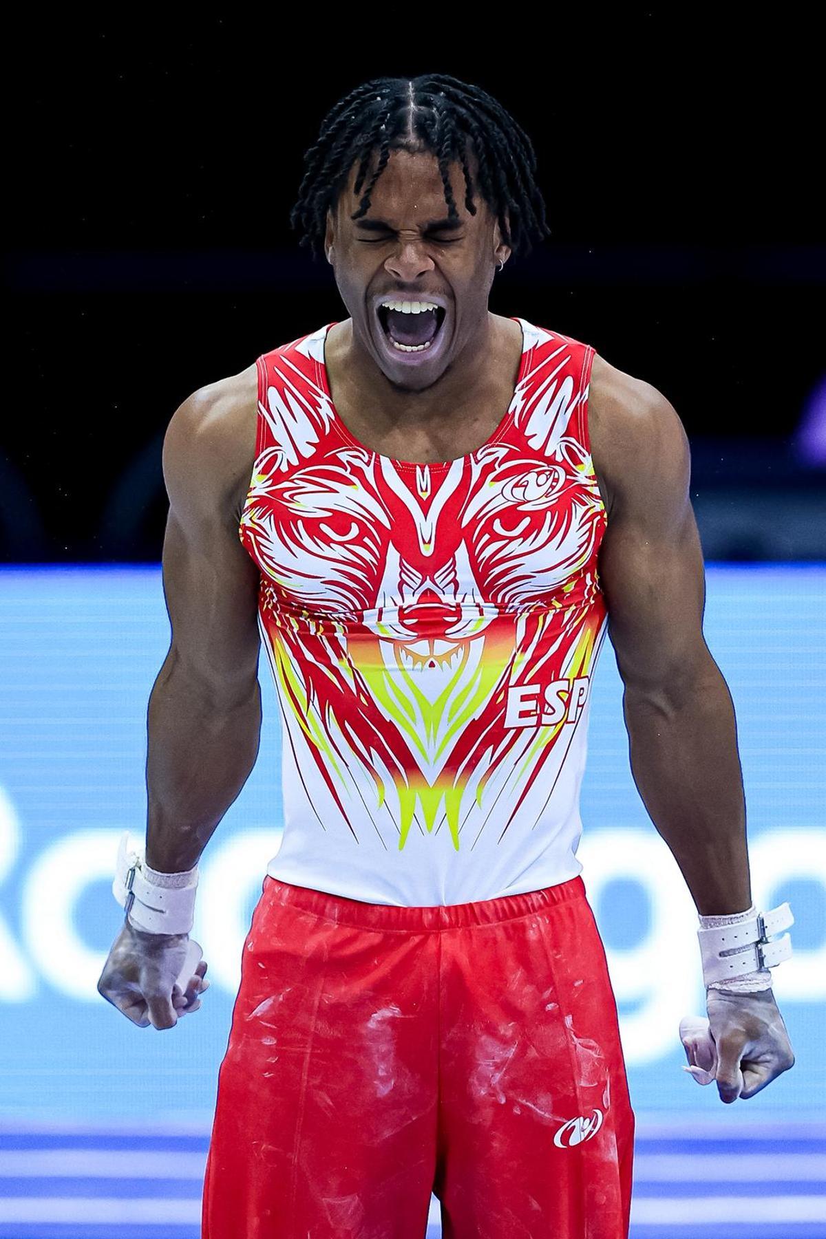 Thierno Diallo se libera tras la ejecución de un ejercicio.