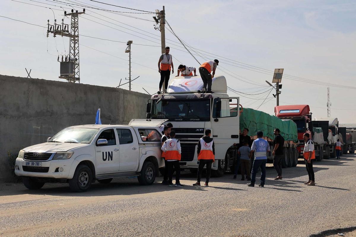 El cruce de Rafah, abierto: entran los primeros camiones de ayuda humanitaria a Gaza