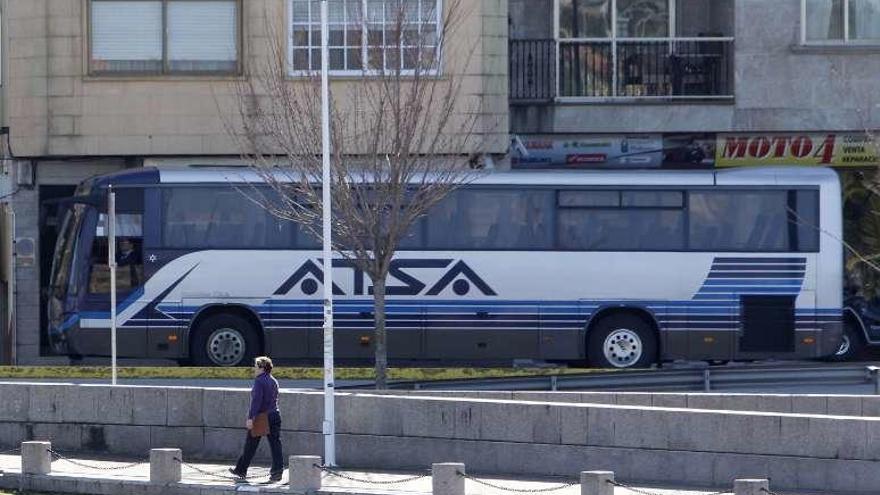 Un autobús del transporte metropolitano, en Baiona. // Jose Lores