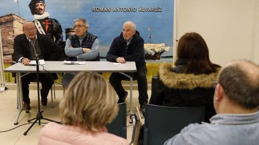 Román Antonio Álvarez, en el centro, ayer en Llaranes.