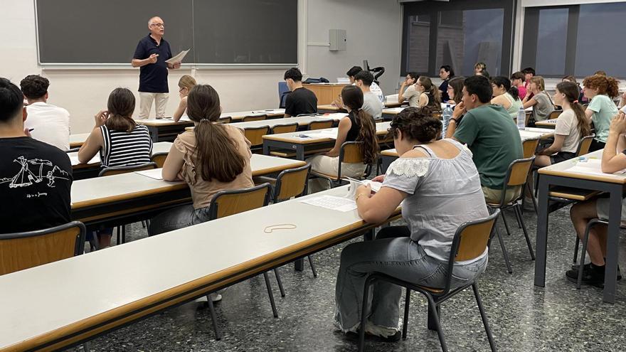 Alumnado y un docente, este martes en el Campus de Gandia de la UPV