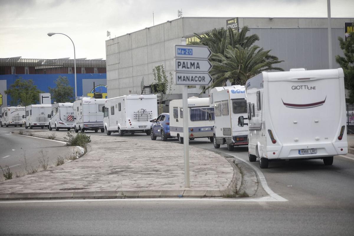 Unos 300 caravanistas toman las calles de Palma
