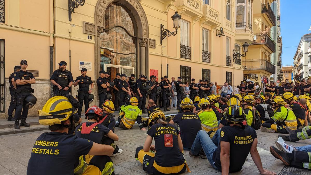 La protesta de los bomberos forestales obliga a la Policía Nacional a acordonar la Generalitat